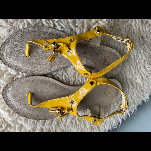 Size 7.5 yellow patent sandals by Joan and David - Picture 5 of 7